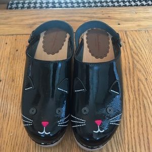 Hanna Anderson patent leather cat clogs